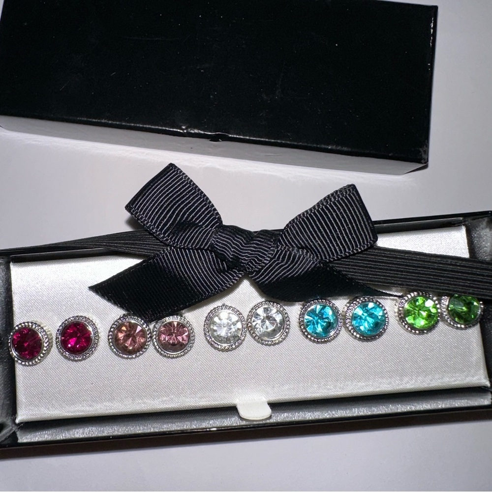 5 pairs of round earrings.